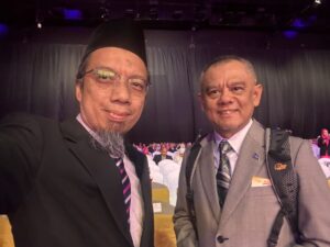 Gambar saya bersama Tuan Azizi Ali - pakar kewangan Malaysia semasa Public Gold Award Recognition Night 2025/2026 di MITEC Kuala Lumpur baru-baru ini.