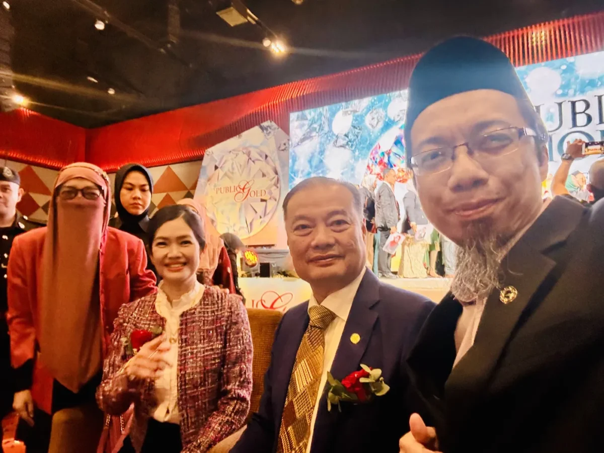 Suhaimee dan Zuraida bersama Pengasas Public Gold Dato' Seri Louis Ng dan Datin Seri Yvonne Lim