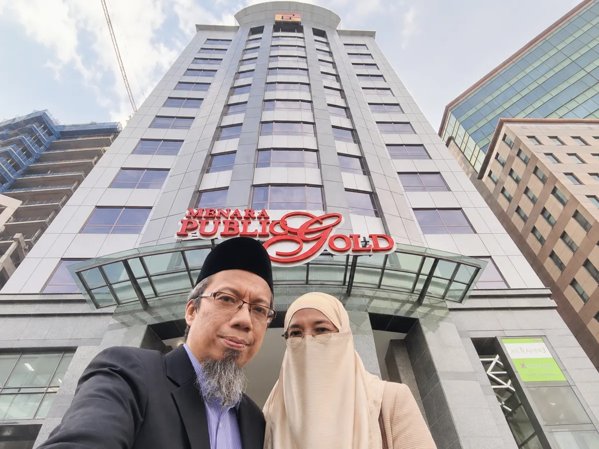 Suhaimee Manaf dan Zuraida Noor di hadapan Menara Public Gold