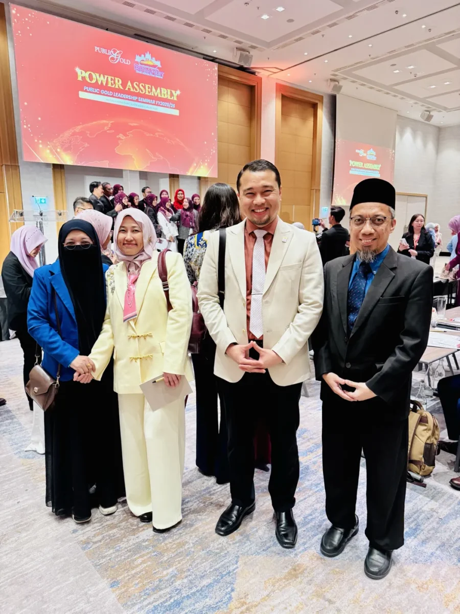 Suhaimee dan Zuraida bersama Pengasas G100 Network, Tuan Mohd Zulkifli Shafie dan Puan Najdah Mohammed Hussain, di Power Assembly Public Gold