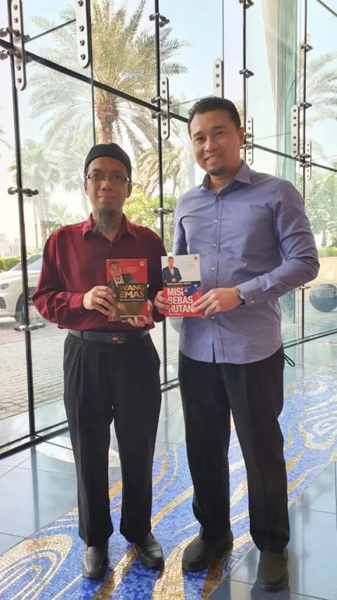 Suhaimee Manaf bersama penulis Buku Wang Emas Mohd Zulkifli Shafie