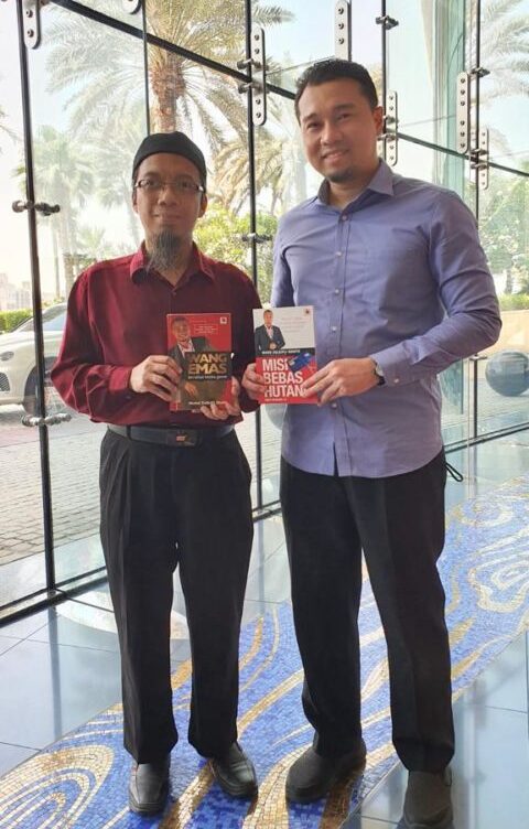 Saya, Suhaimee Manaf bersama penulis Buku Wang Emas Mohd Zulkifli Shafie
