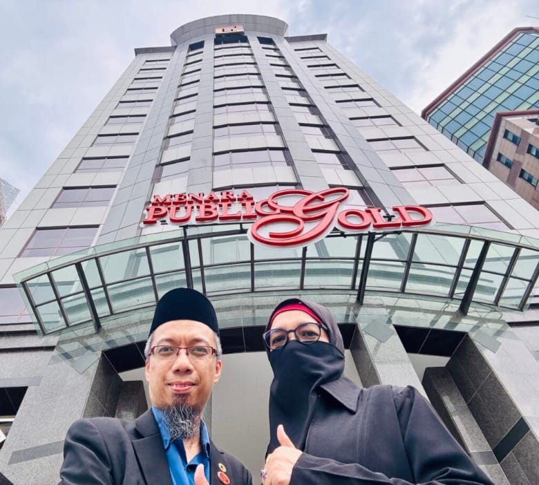 Suhaimee dan Zuraida di Menara Public Gold, Kuala Lumpur.